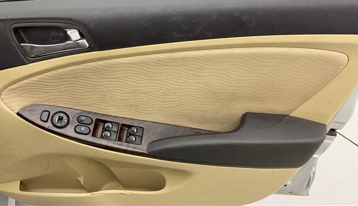 2014 Hyundai Verna FLUIDIC 1.6 VTVT SX, Petrol, Manual, 94,348 km, Driver-side door - Trim has minor damage