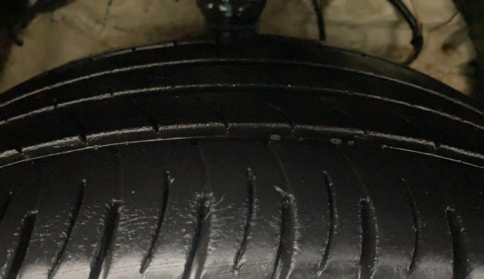 2021 Mahindra XUV300 W8 1.2 PETROL, Petrol, Manual, 26,055 km, Right Front Tyre Tread