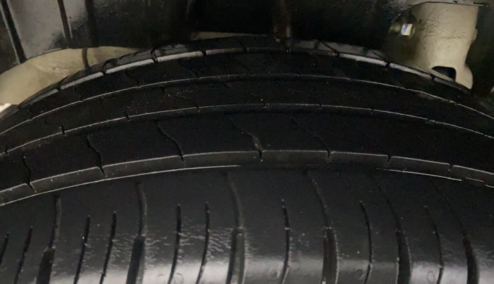 2021 Mahindra XUV300 W8 1.2 PETROL, Petrol, Manual, 26,055 km, Right Rear Tyre Tread