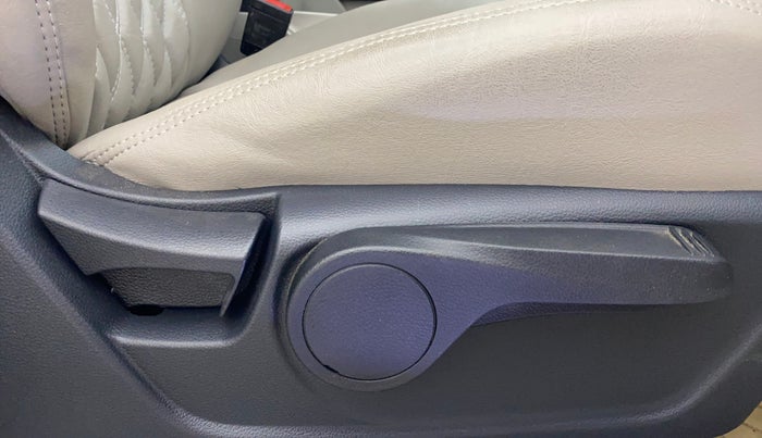 2021 Mahindra XUV300 W8 1.2 PETROL, Petrol, Manual, 26,055 km, Driver Side Adjustment Panel