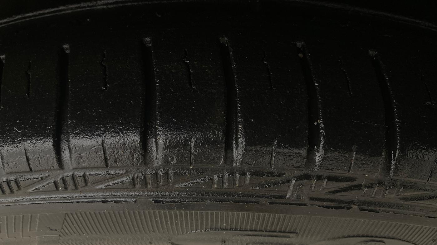2013 Ford Figo ZXI 1.2 PETROL, Petrol, Manual, 90,974 km, Right Front Tyre Tread