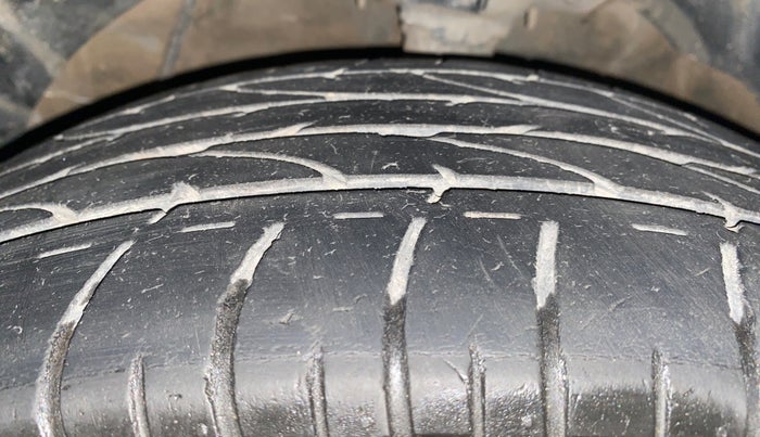 2022 Mahindra XUV300 W8 (O) 1.5 DIESEL, Diesel, Manual, 1,10,037 km, Left Front Tyre Tread