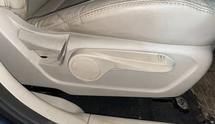 2022 Mahindra XUV300 W8 (O) 1.5 DIESEL, Diesel, Manual, 1,10,037 km, Driver Side Adjustment Panel