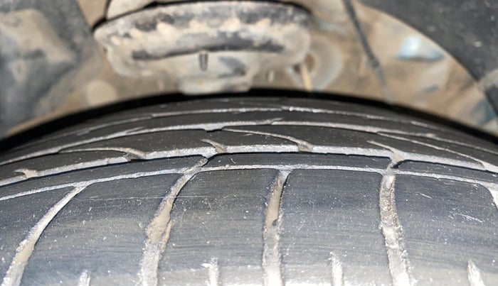 2022 Mahindra XUV300 W8 (O) 1.5 DIESEL, Diesel, Manual, 1,10,037 km, Right Front Tyre Tread