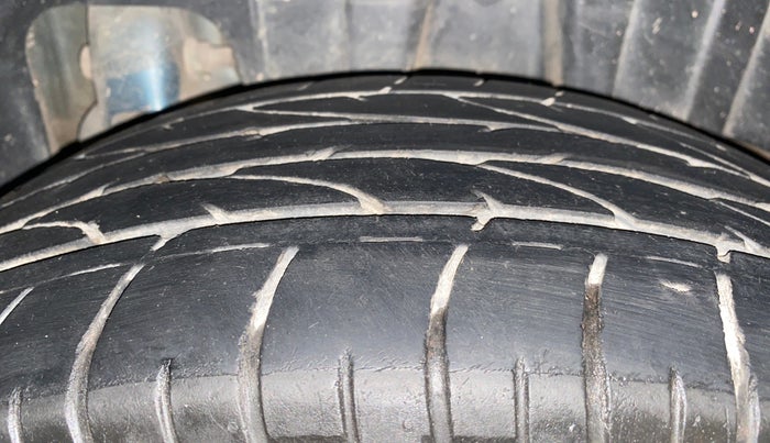 2022 Mahindra XUV300 W8 (O) 1.5 DIESEL, Diesel, Manual, 1,10,037 km, Left Rear Tyre Tread