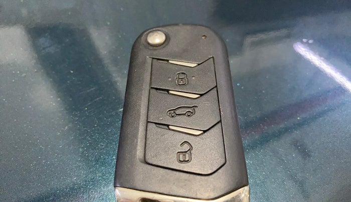 2022 Mahindra XUV300 W8 (O) 1.5 DIESEL, Diesel, Manual, 1,10,037 km, Key Close Up