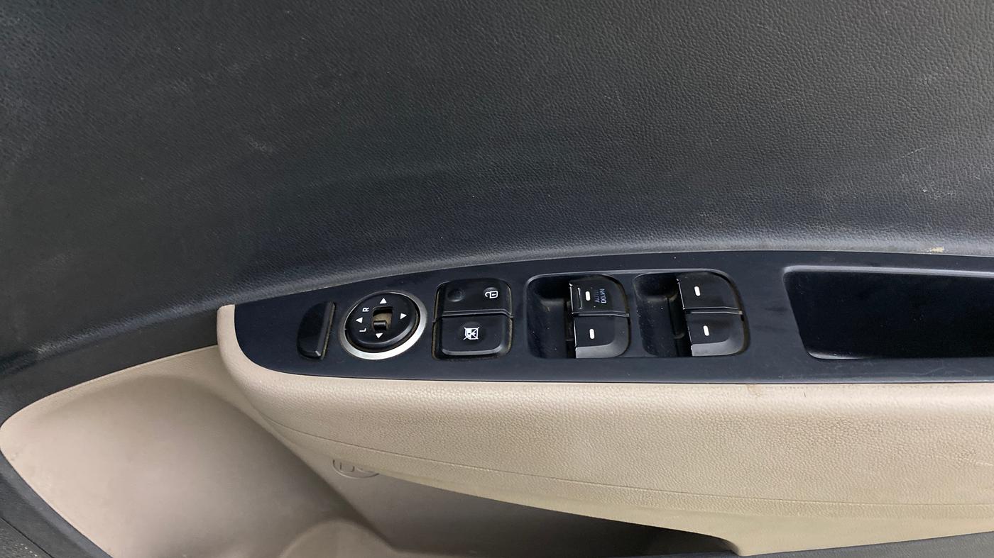 2017 Hyundai Grand i10 SPORTZ AT 1.2 KAPPA VTVT, Petrol, Automatic, 64,864 km, Driver Side Door Panels Control