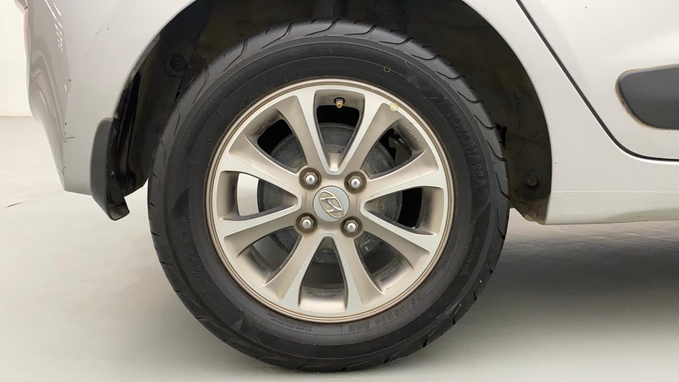 2016 Hyundai Grand i10 ASTA (O) AT 1.2 KAPPA VTVT, Petrol, Automatic, 1,31,017 km, Right Rear Wheel