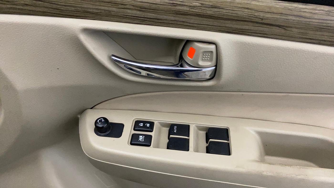 2018 Maruti Ciaz SIGMA 1.5 SHVS MT  PETROL, Petrol, Manual, 31,758 km, Driver Side Door Panels Control