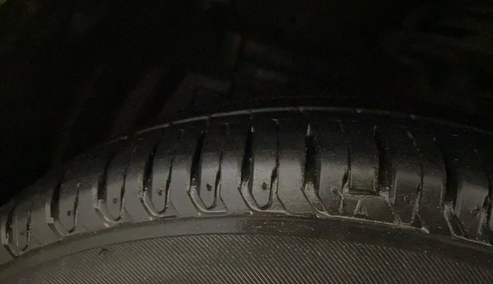 2018 Maruti Ciaz SIGMA 1.5 SHVS MT  PETROL, Petrol, Manual, 31,758 km, Left Front Tyre Tread