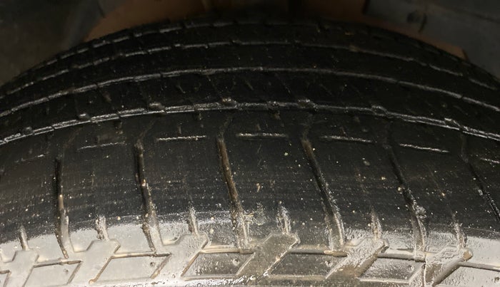 2018 Mahindra XUV500 W7 FWD, Diesel, Manual, 51,431 km, Right Front Tyre Tread