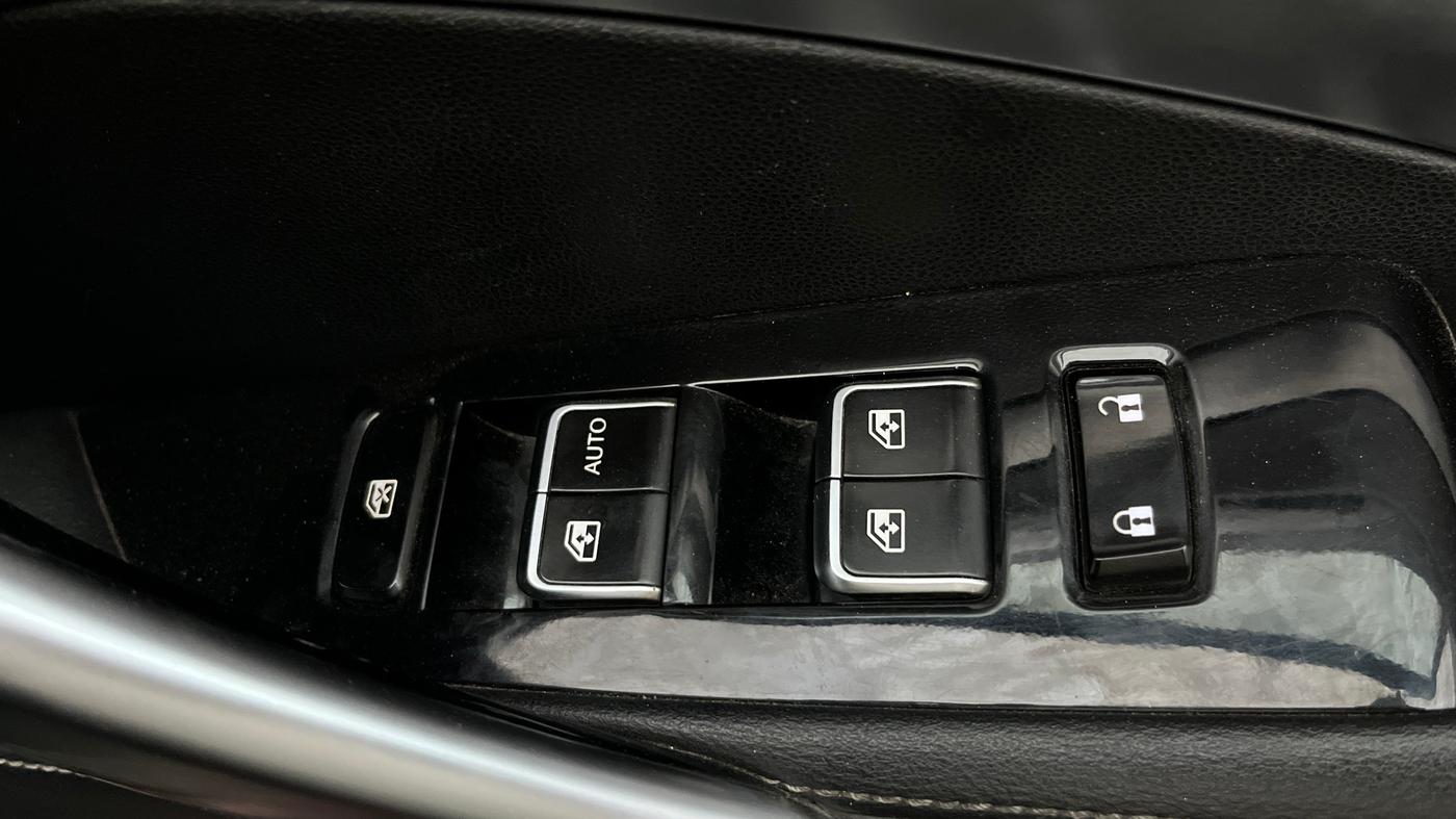 2019 MG HECTOR SHARP 1.5 DCT PETROL, Petrol, Automatic, 1,04,024 km, Driver Side Door Panels Control