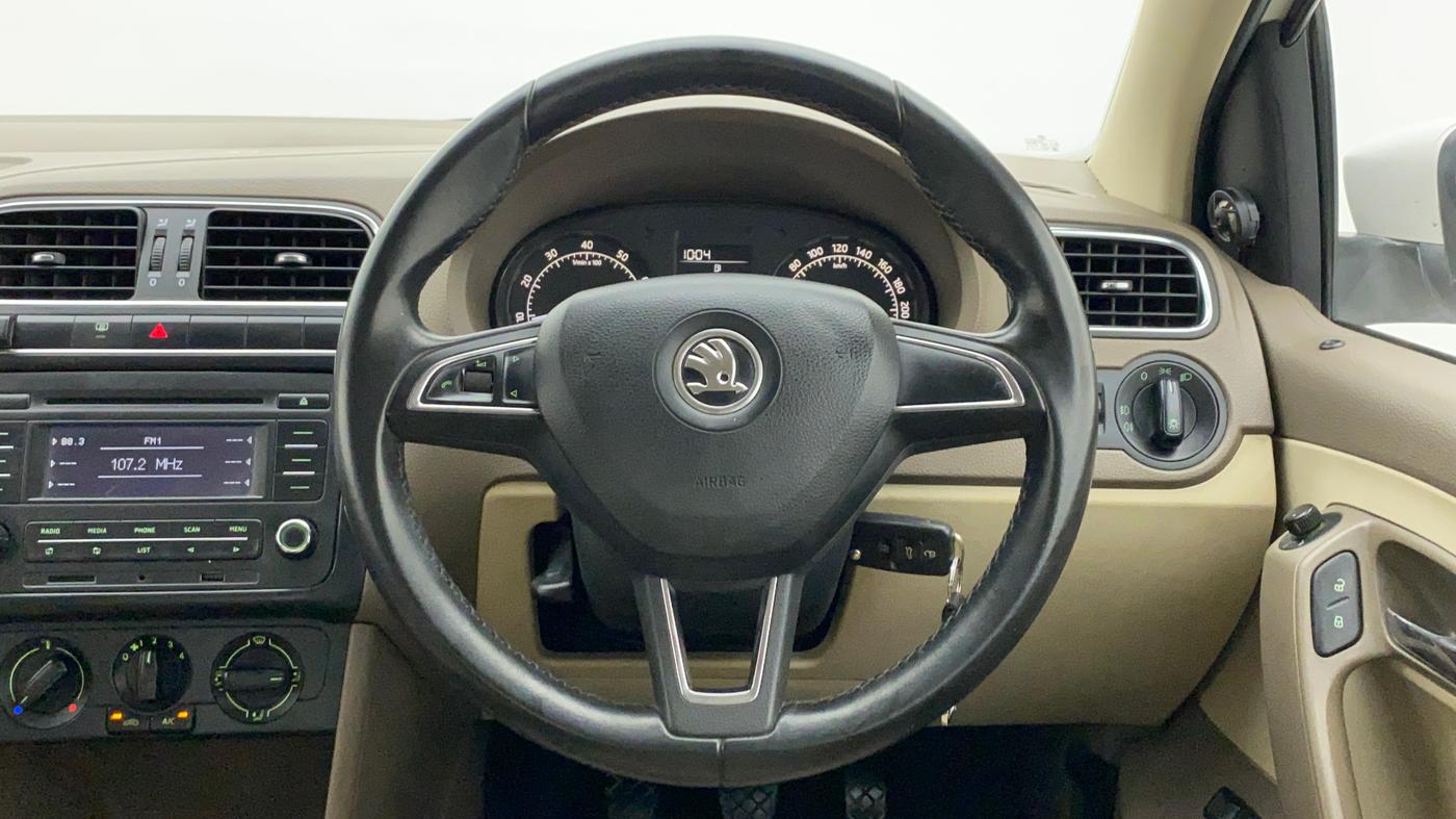 2015 Skoda Rapid AMBITION 1.6 MPI MT PLUS, Petrol, Manual, 30,429 km, Steering Wheel Close Up