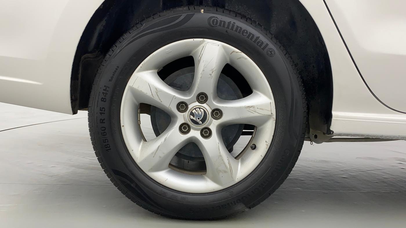 2015 Skoda Rapid AMBITION 1.6 MPI MT PLUS, Petrol, Manual, 30,429 km, Right Rear Wheel