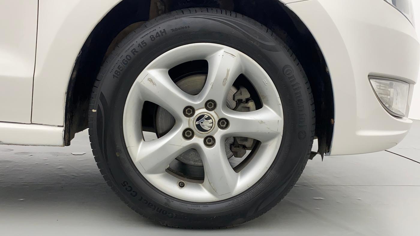 2015 Skoda Rapid AMBITION 1.6 MPI MT PLUS, Petrol, Manual, 30,429 km, Right Front Wheel