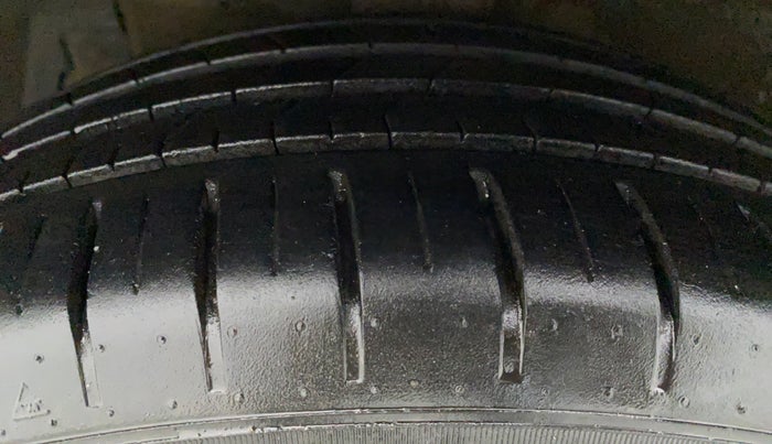 2021 Maruti Ciaz ALPHA 1.5 AT SHVS, Petrol, Automatic, 10,201 km, Right Front Tyre Tread