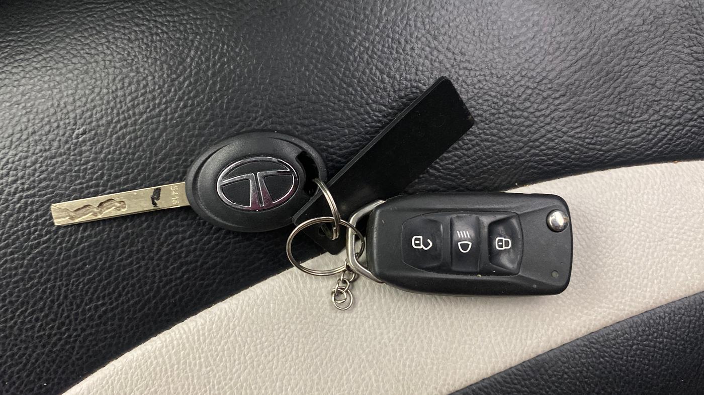 2025 Tata Tiago XTA PETROL, Petrol, Automatic, 16,589 km, Key Close Up