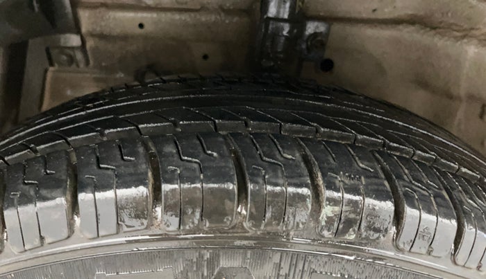 2015 Maruti Swift VXI, Petrol, Manual, 62,671 km, Left Front Tyre Tread