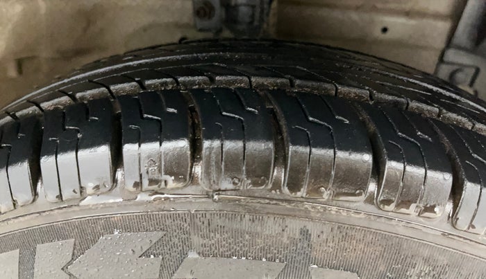 2015 Maruti Swift VXI, Petrol, Manual, 62,671 km, Right Front Tyre Tread