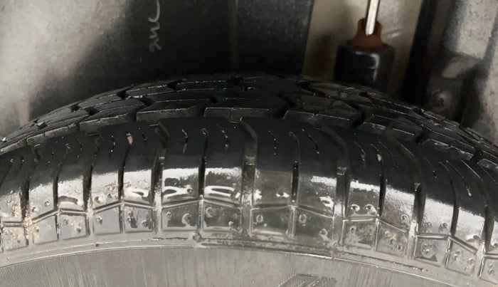 2015 Maruti Swift VXI, Petrol, Manual, 62,671 km, Left Rear Tyre Tread
