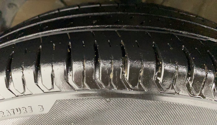 2019 Maruti Swift VXI D, Petrol, Manual, 19,837 km, Left Front Tyre Tread
