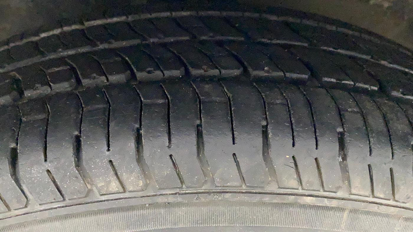 2010 Maruti Swift Dzire VXI, Petrol, Manual, 91,136 km, Right Front Tyre Tread