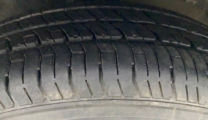2010 Maruti Swift Dzire VXI, Petrol, Manual, 91,136 km, Right Front Tyre Tread
