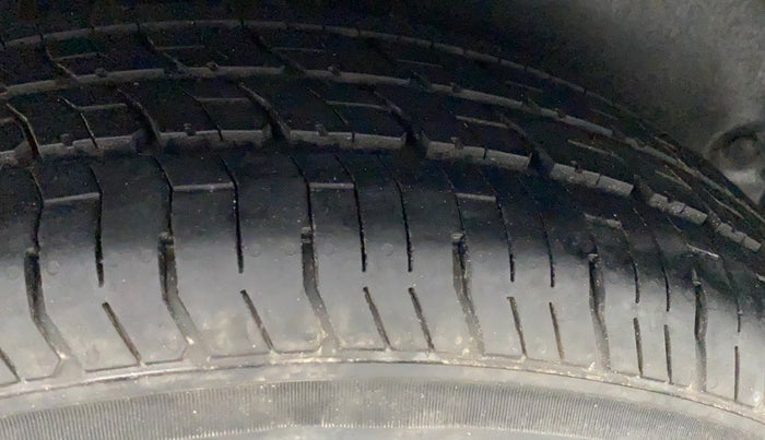 2010 Maruti Swift Dzire VXI, Petrol, Manual, 91,136 km, Right Rear Tyre Tread