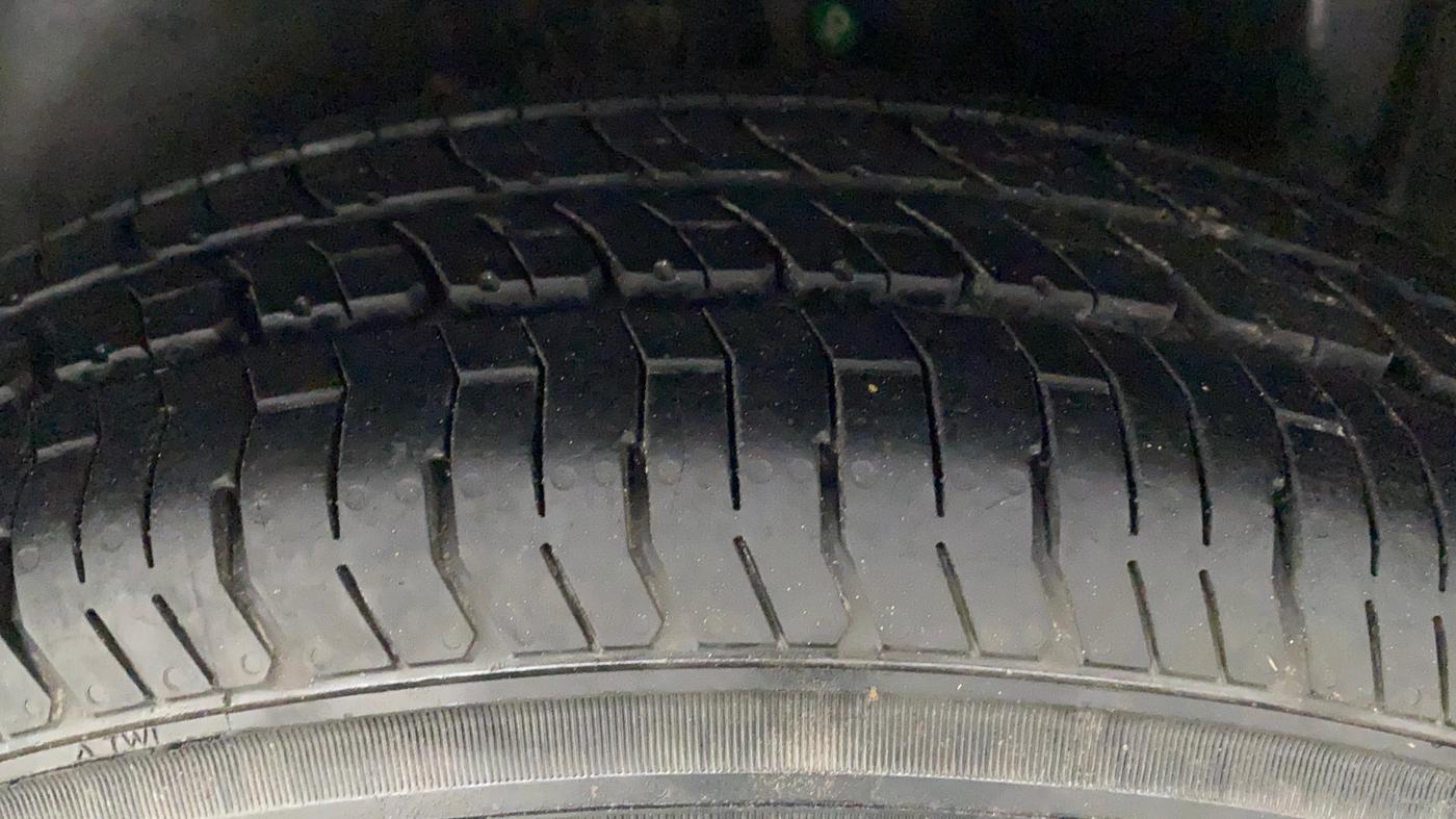 2010 Maruti Swift Dzire VXI, Petrol, Manual, 91,136 km, Left Rear Tyre Tread