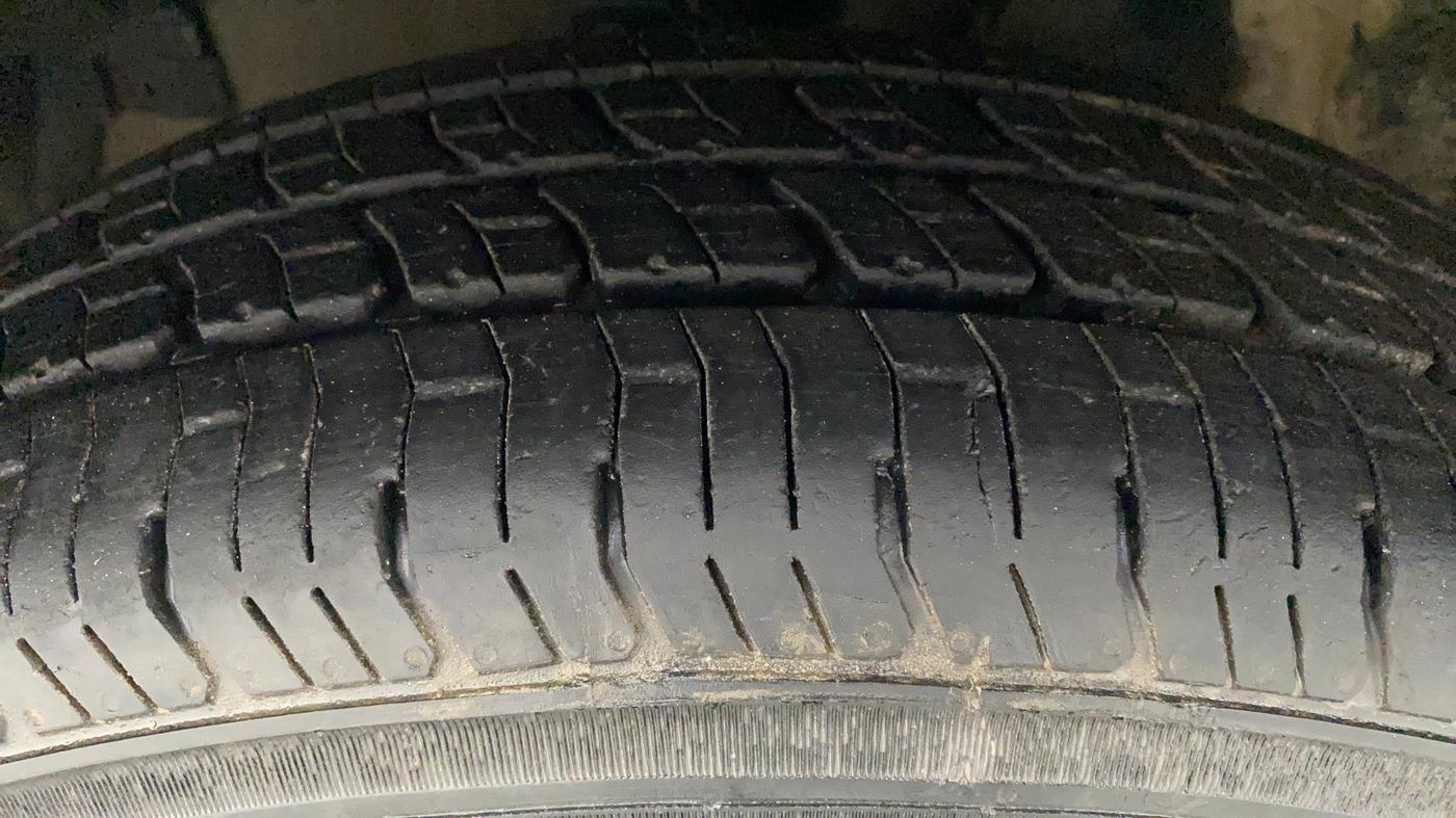 2010 Maruti Swift Dzire VXI, Petrol, Manual, 91,136 km, Left Front Tyre Tread