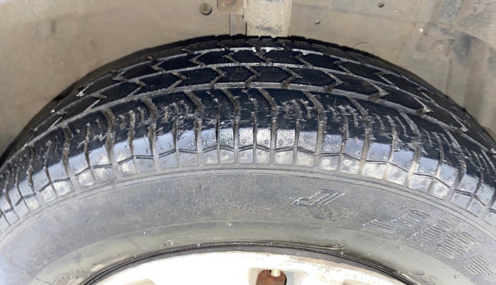 2014 Maruti Swift VXI, Petrol, Manual, 81,684 km, Right Front Tyre Tread