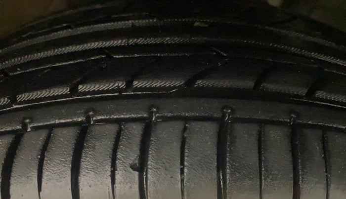 2021 Renault TRIBER RXZ AMT, Petrol, Automatic, 27,286 km, Right Front Tyre Tread