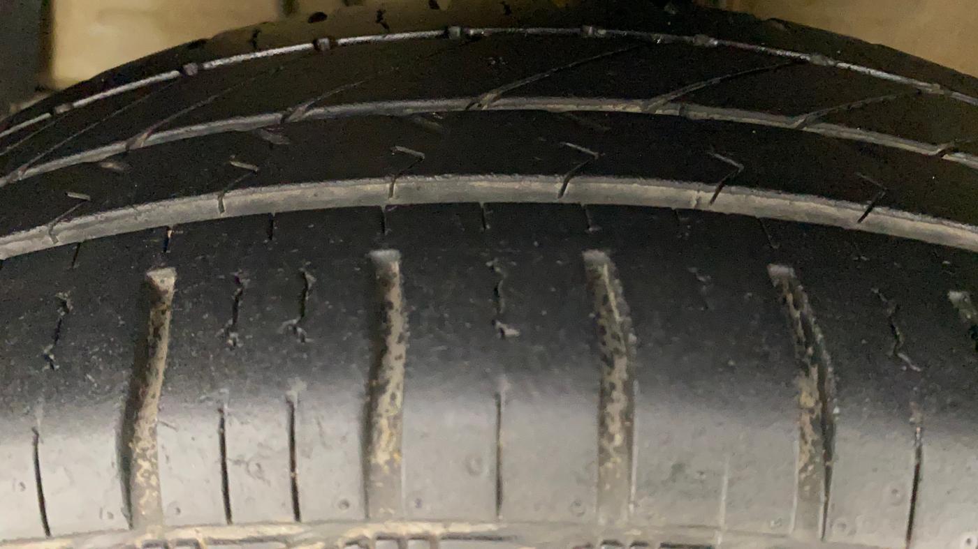 2013 Maruti Swift VXI, Petrol, Manual, 60,562 km, Left Front Tyre Tread