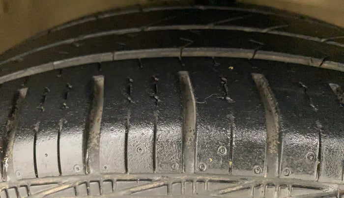 2013 Maruti Swift VXI, Petrol, Manual, 60,562 km, Right Front Tyre Tread