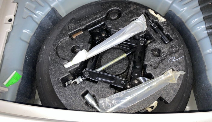 2024 Mahindra XUV300 W8 (O) 1.2 PETROL AMT, Petrol, Automatic, 16,340 km, Spare Tyre