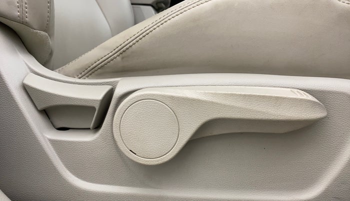 2024 Mahindra XUV300 W8 (O) 1.2 PETROL AMT, Petrol, Automatic, 16,340 km, Driver Side Adjustment Panel