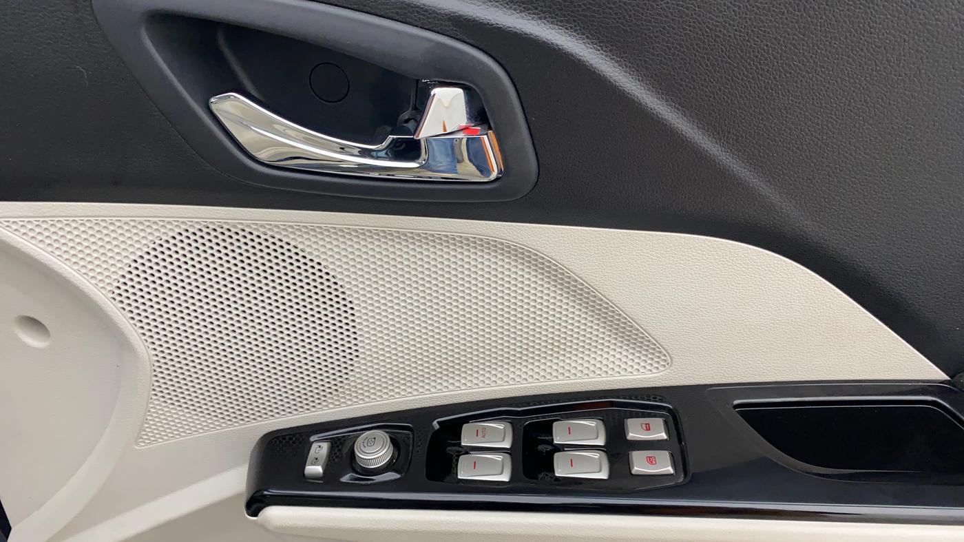2024 Mahindra XUV300 W8 (O) 1.2 PETROL AMT, Petrol, Automatic, 16,340 km, Driver Side Door Panels Control