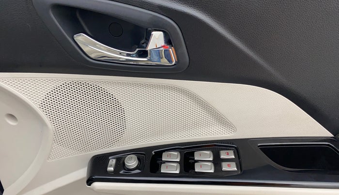 2024 Mahindra XUV300 W8 (O) 1.2 PETROL AMT, Petrol, Automatic, 16,340 km, Driver Side Door Panels Control