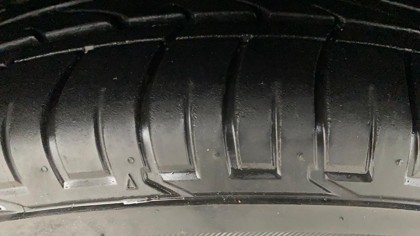 2024 Mahindra XUV300 W8 (O) 1.2 PETROL AMT, Petrol, Automatic, 16,340 km, Right Front Tyre Tread