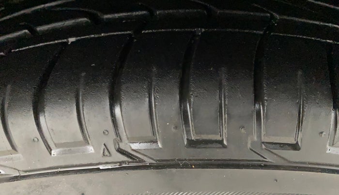 2024 Mahindra XUV300 W8 (O) 1.2 PETROL AMT, Petrol, Automatic, 16,340 km, Right Front Tyre Tread