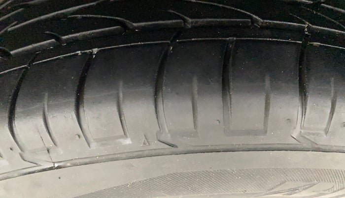 2024 Mahindra XUV300 W8 (O) 1.2 PETROL AMT, Petrol, Automatic, 16,340 km, Right Rear Tyre Tread