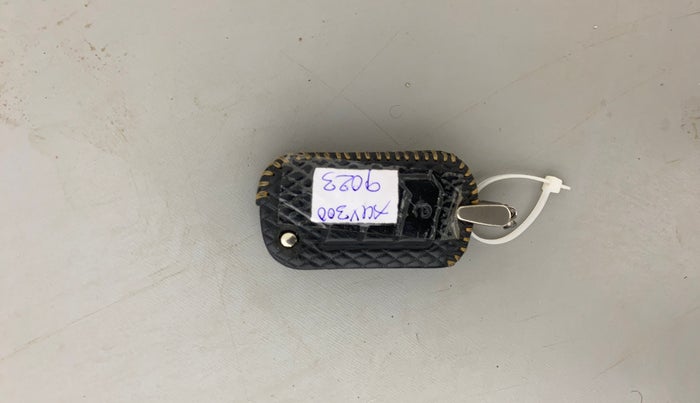 2024 Mahindra XUV300 W8 (O) 1.2 PETROL AMT, Petrol, Automatic, 16,340 km, Key Close Up