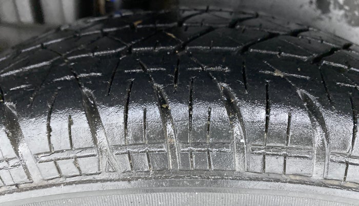 2012 Maruti Swift VXI D, Petrol, Manual, 40,186 km, Right Rear Tyre Tread