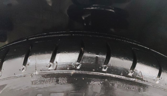 2013 Hyundai i10 MAGNA 1.1, Petrol, Manual, 1,06,088 km, Left Front Tyre Tread