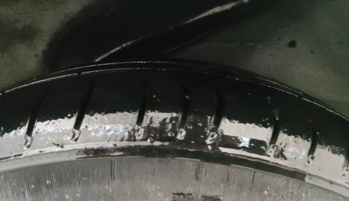 2013 Hyundai i10 MAGNA 1.1, Petrol, Manual, 1,06,088 km, Left Rear Tyre Tread