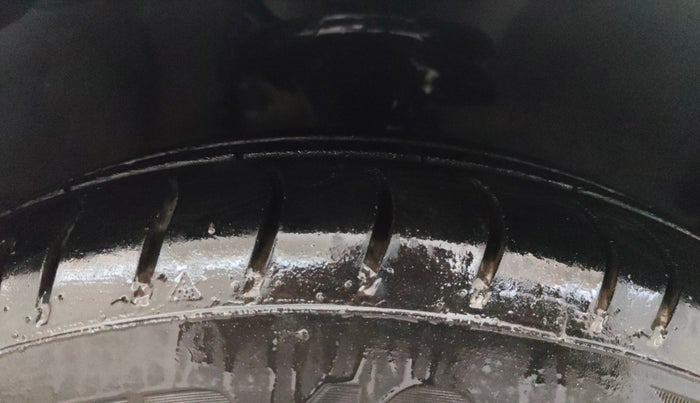 2013 Hyundai i10 MAGNA 1.1, Petrol, Manual, 1,06,088 km, Right Front Tyre Tread