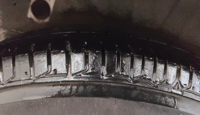 2013 Hyundai i10 MAGNA 1.1, Petrol, Manual, 1,06,088 km, Right Rear Tyre Tread