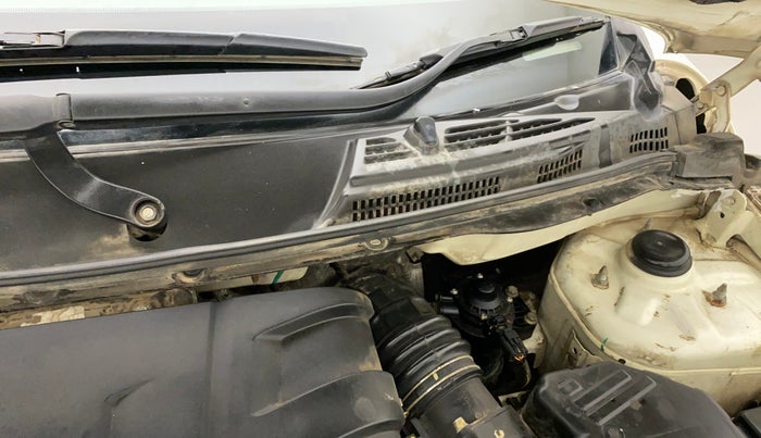 2019 Mahindra XUV500 W9, Diesel, Manual, 47,226 km, Bonnet (hood) - Cowl vent panel has minor damage