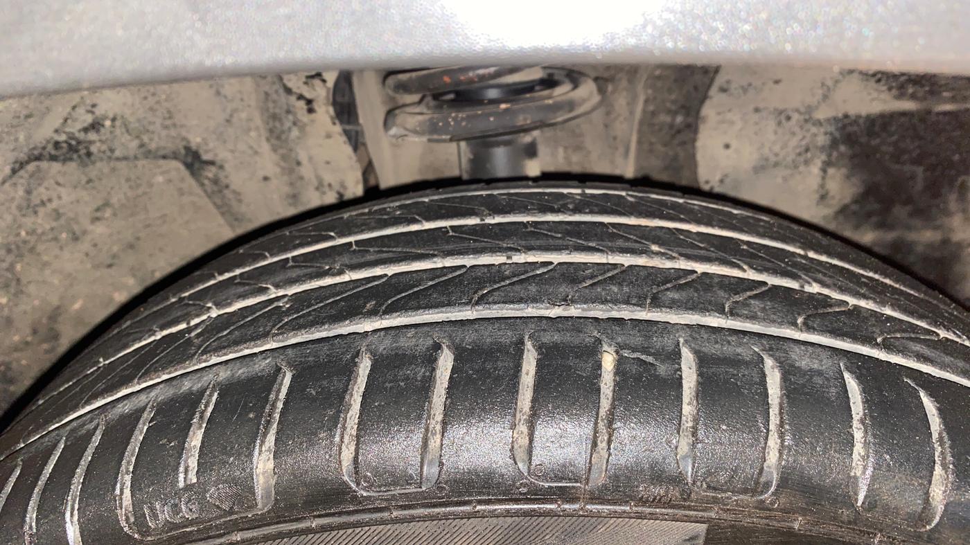 2021 Nissan MAGNITE XV TURBO CVT DUAL TONE, Petrol, Automatic, 1,03,033 km, Right Front Tyre Tread