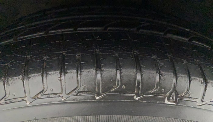 2013 Hyundai Verna FLUIDIC 1.4 CRDI EX, Diesel, Manual, 40,273 km, Right Front Tyre Tread